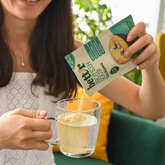 Bett'r food baltyminė sriuba su avinžirniais pilama į puodelį