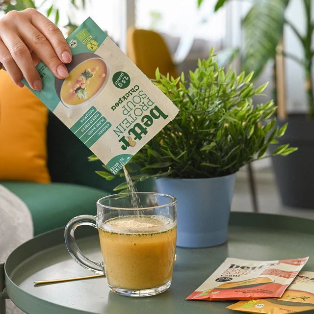 Bett'r food baltyminė sriuba pilama į puodelį