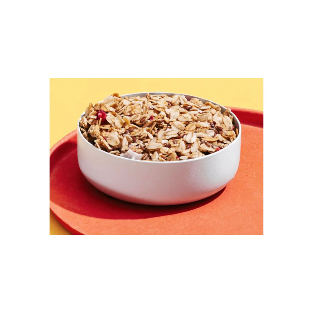 The Beginnings avižinė granola su spanguolėmis dubenėlyje.